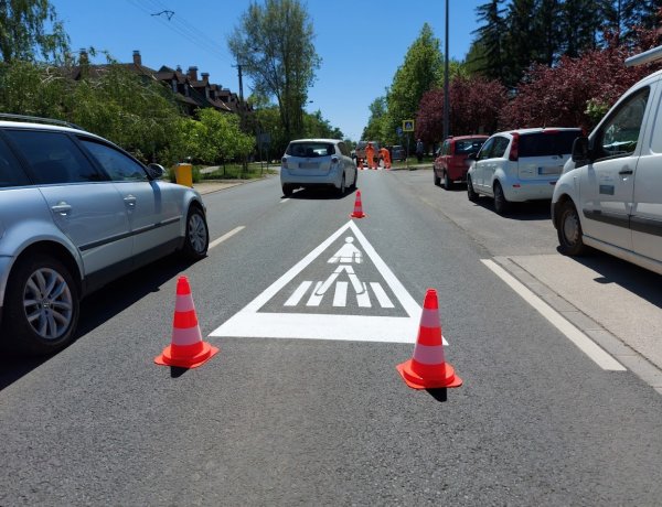 Burkolati jeleket festettek csütörtökön a Korányi Frigyes utcán