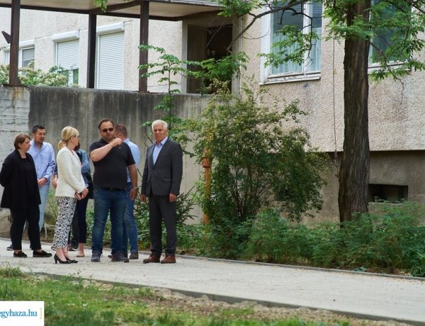 A végéhez közeledik a Korányi-Eperjes tömbbelső járdáinak felújítása