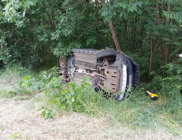 Vasárnap a 4-es főúton történt baleset, több autó ütközött