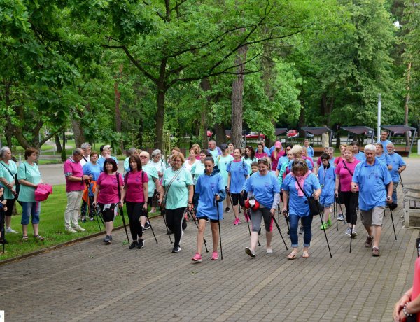Nordic walking túrát tartottak a Sóstói tó körül