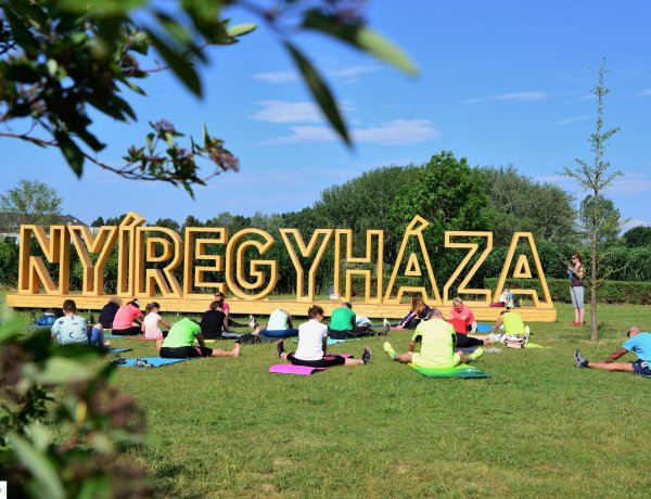 Pilates 100-as gyakorlatok a Nyíregyháza feliratnál