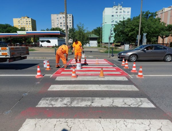Megkezdődött az okoszebrák újrafestése, ennek első helyszíne a Korányi Frigyes utcai átkelő volt