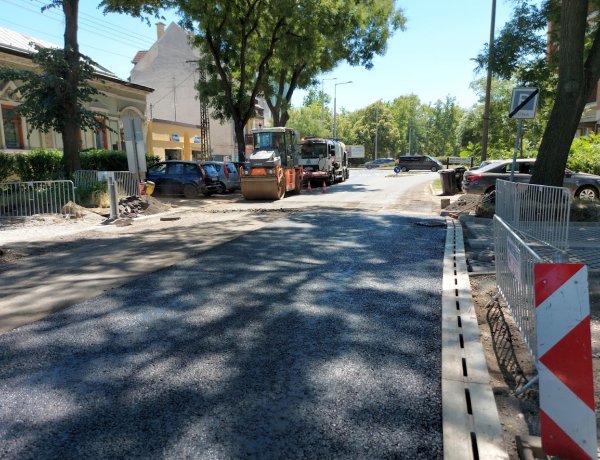 Megkezdődött az aszfaltozás a Szarvas utcán