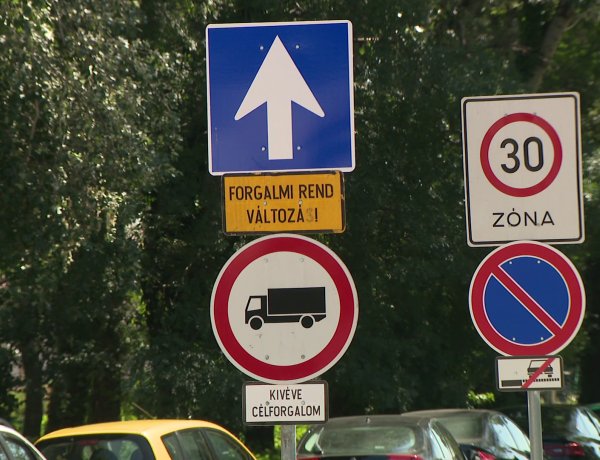 Új forgalmi rend – Egyirányúak lettek az utcák a kiserdőben