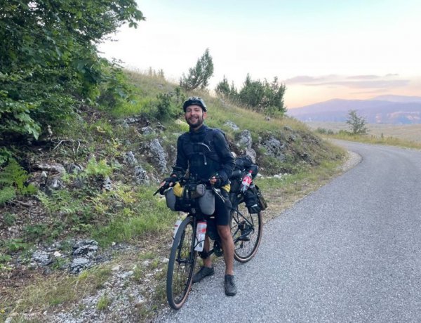 Újra külföldről jelentkezett a fiatal kerékpáros: Grúzia után most Szerbiában, Montenegróban és Boszniában teker!