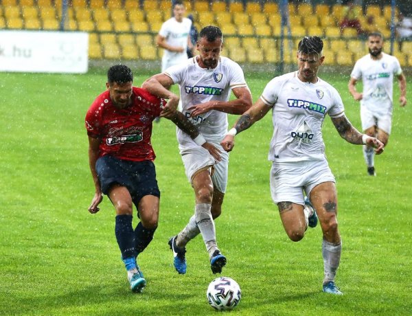 Nem csak egymással, az esővel is küzdöttek a csapatok