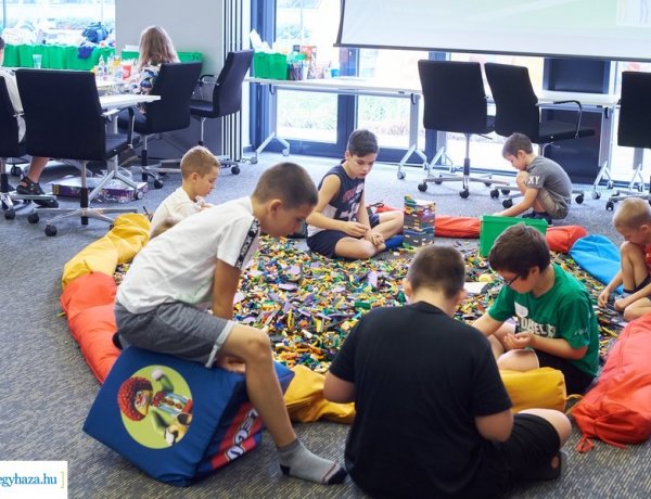 Nyári tábor a LEGO gyárban