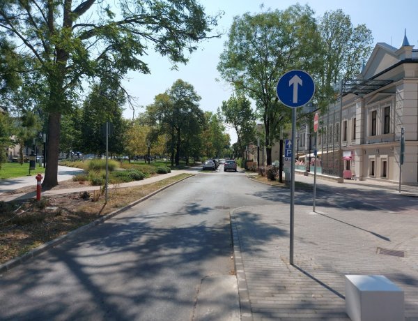 Visszaállt a régi forgalmi rend a Bessenyei téren és a Színház utcán