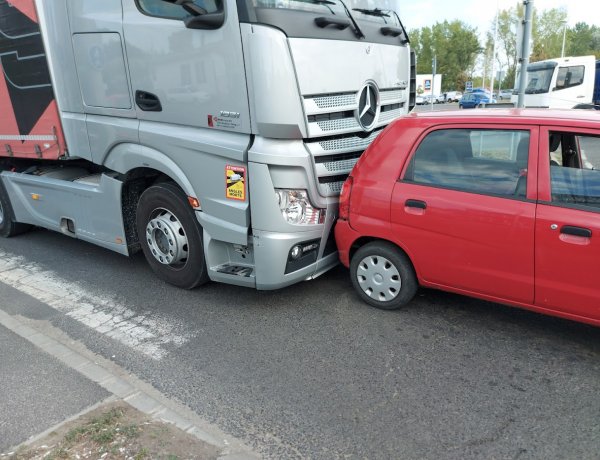 Egy álló autónak ütközött egy kamion hétfőn reggel a Kállói úton