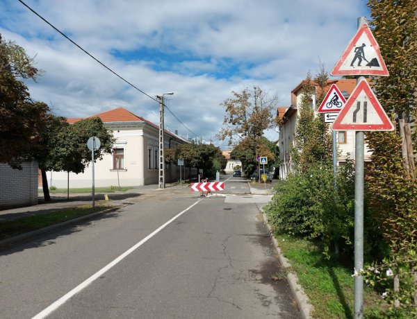 A Szabolcs utcán útszűkület van érvényben, a záróvonalat átlépve haladhatnak a közlekedők