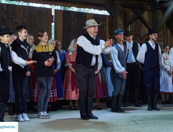 Több százan verbunkoztak a Sóstói Múzeumfaluban