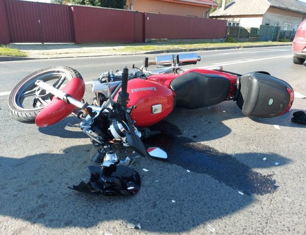 Motorkerékpáros sérült meg vasárnap a Kállói úton