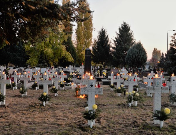 Mindenszentek: már csak ezen a hétvégén dolgozhatnak a sírkövesek az Északi temetőben