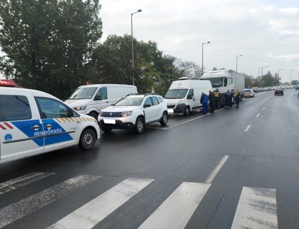 Hármas karambol történt kedd reggel a Debreceni úton