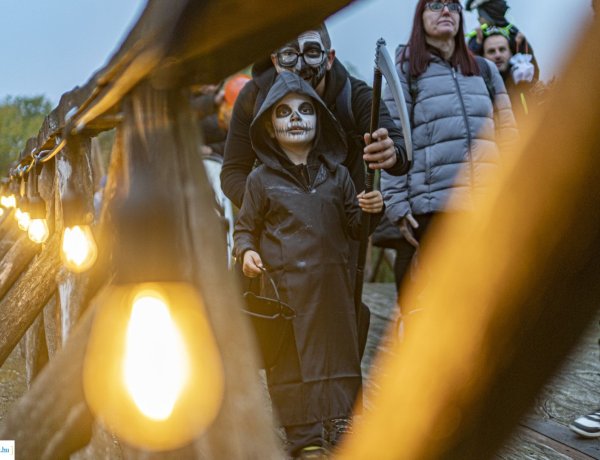 Csokit vagy csalunk! Halloween-i felvonulást tartottak Oroson!