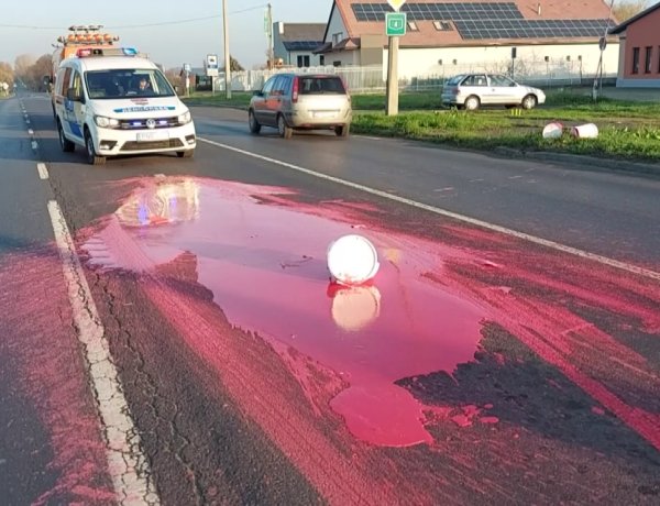 Hatvanliternyi piros festék került a 4-es számú főútvonalra, a Pazonyi út és a Törzs utca kereszteződésében