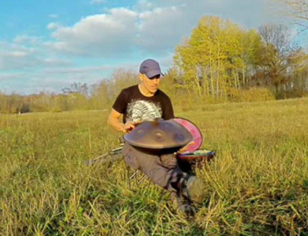 Szerelem első hallásra: rögtönzött handpan koncert a karácsonyfa alatt