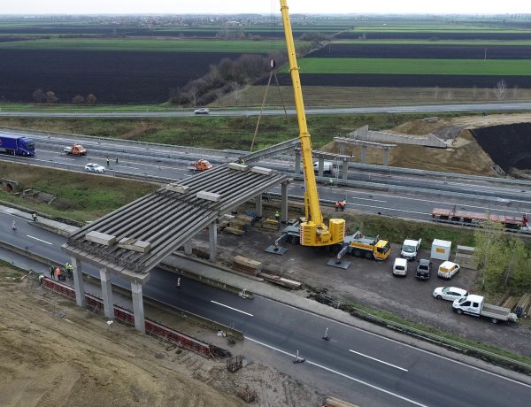 Az ütemtervnek megfelelően haladnak az M3-M35 elválási csomópont kivitelezési munkái