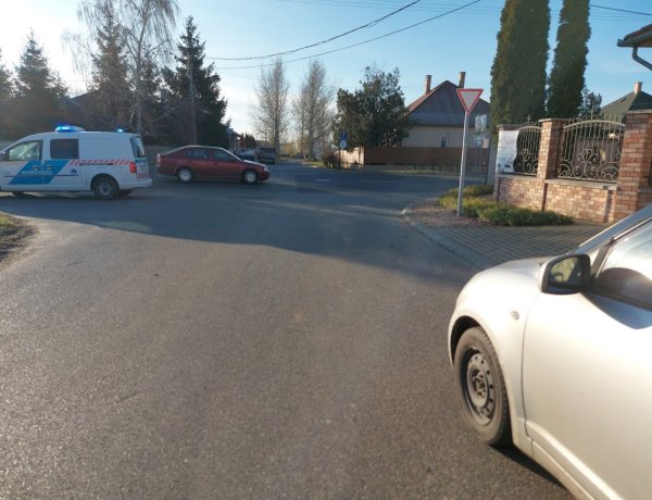 Úgy hajtott ki egy autó a Szellő utcáról, hogy nem adott elsőbbséget, elütött egy kerékpárost