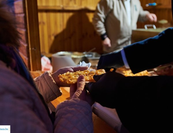 Frissen sült ajándék lapcsánka a Kossuth téren 