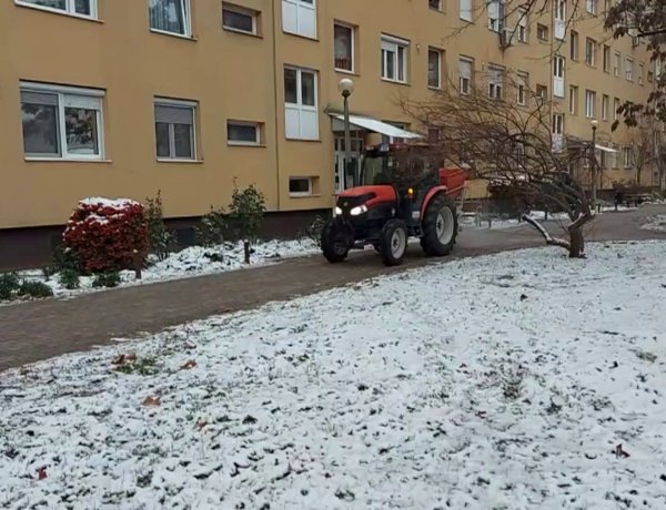 A város minden pontján síkosságmentesíti a térköves felületeket a NYÍRVV