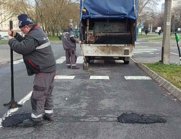 Kátyúzási munkálatokat végeztek szerdán a Jósaváros több utcájában