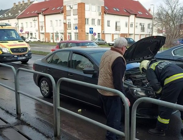 Ráfutásos baleset történt a Szegfű utcán
