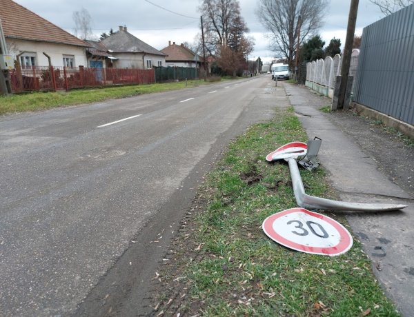Szerdán délután a Kinizsi utcán egy teherautó kitörte a KRESZ-táblákat