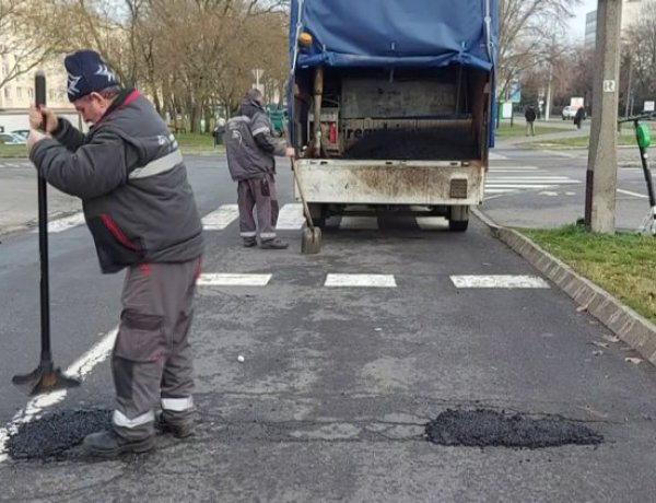 Folyamatosan javítják a kátyúkat 