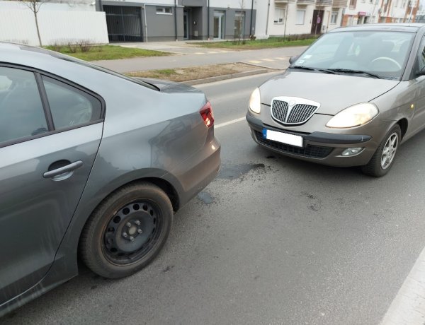 Koccanásos baleset történt a Szegfű utcán hétfőn reggel