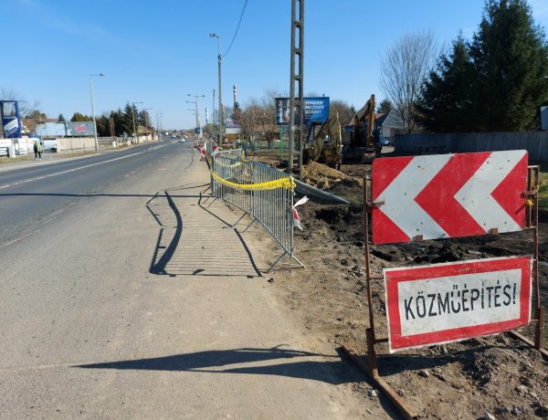 A Tiszavasvári úti felüljáró előtt lezárták a leálló sáv egy részét