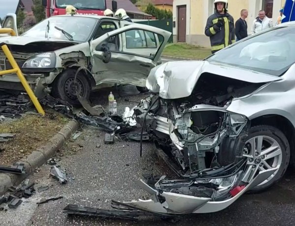 Két személygépkocsi ütközött össze Nagykállóban