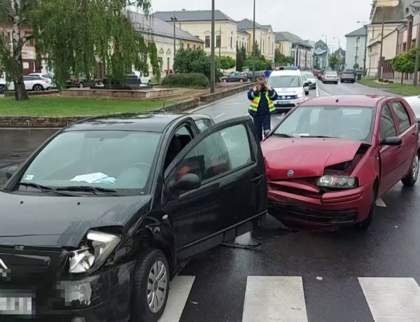 Az Eötvös – Luther utca és Debreceni út kereszteződésében baleset történt
