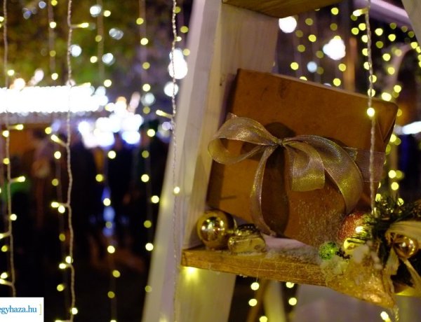 Nézze meg, hogyan díszítik a nyíregyházi óvodások a „Kis karácsony sétányt”
