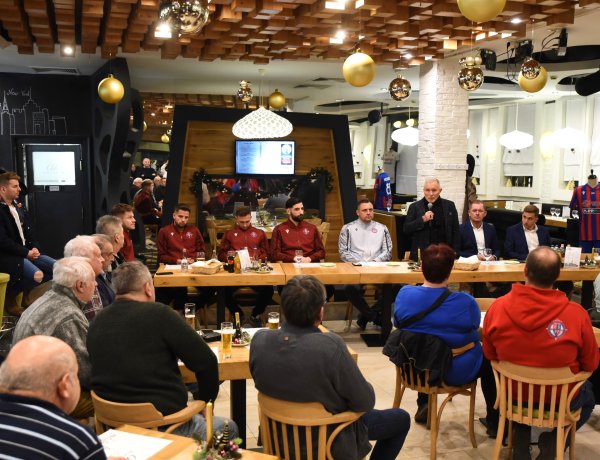 17 meccsen csak 1 vereség - Közönségtalálkozót tartott a Szpari