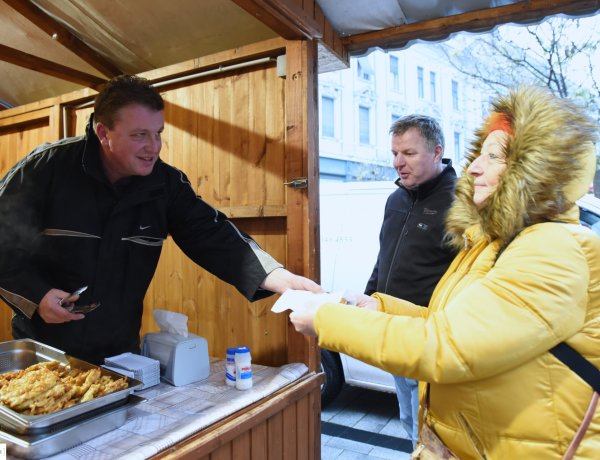 Ajándék lapcsánka – Nyírségi étellel várta az önkormányzat a forgatagba érkezőket