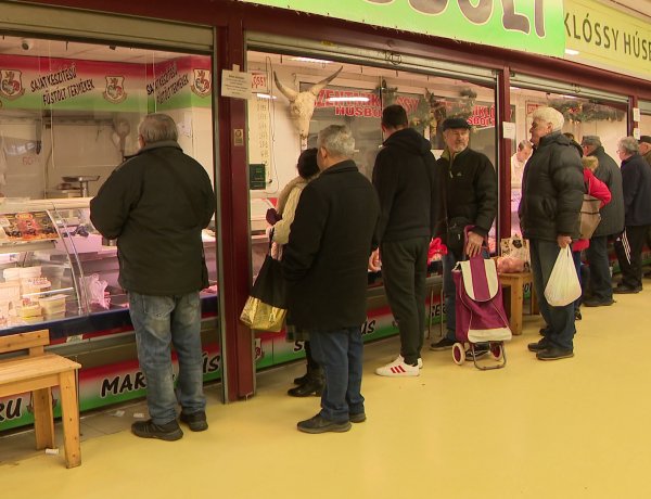 Karácsonyi bevásárlás – Sokan a Búza téri piacon keresik az alapanyagokat