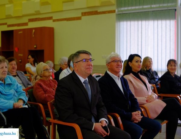 Karácsonyi ajándékot kaptak a Szivárvány Idősek Otthona lakói