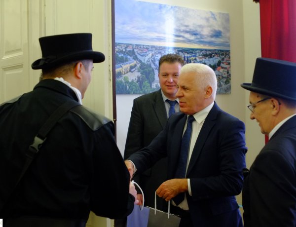 Jókívánságokkal érkeztek a kéményseprők a Városházára