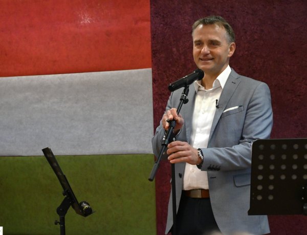 Üzenet az égbe, magyar versből szívbe 