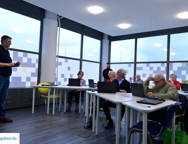 Digitális kortalanság – Elindultak a nyugdíjasoknak szóló foglalkozások a Digitális Tudásközpontban