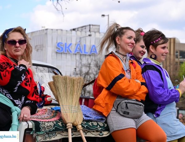 „Csíkos táska, tele bagázsnyik”