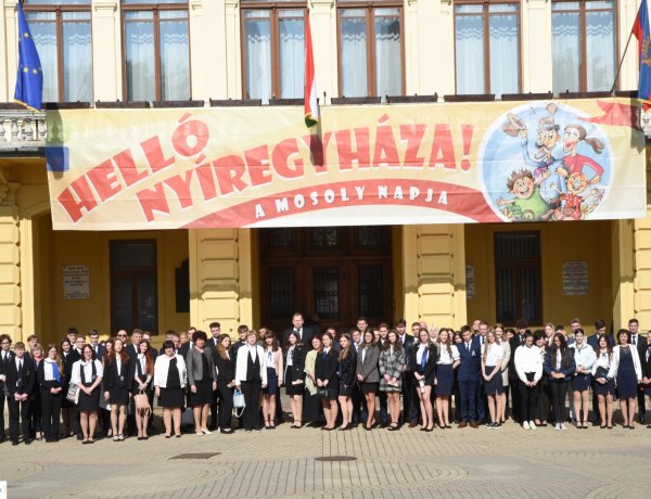 Központi ballagás – 15 középiskola 60 diákja ballagott el ünnepélyesen a városházán