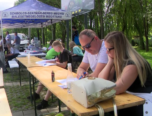 Közlekedik a család – Népszerű volt a balesetbiztonsági vetélkedő Nyíregyházán