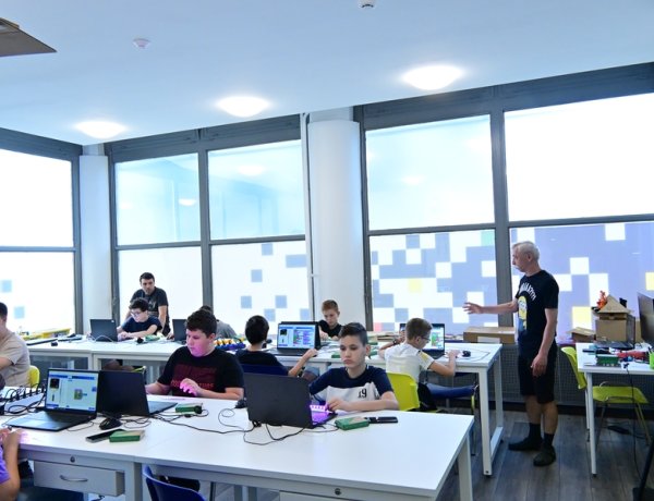 Robotika és tervezés - Technológiai kalandok a Digitális Tudásközpont nyári táborában