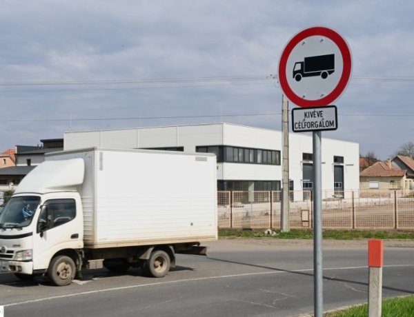 Célforgalom a tehergépjárművek számára az Ipari Park felé: zavartalan lakossági közlekedés és kevesebb zaj a régi 4-esen