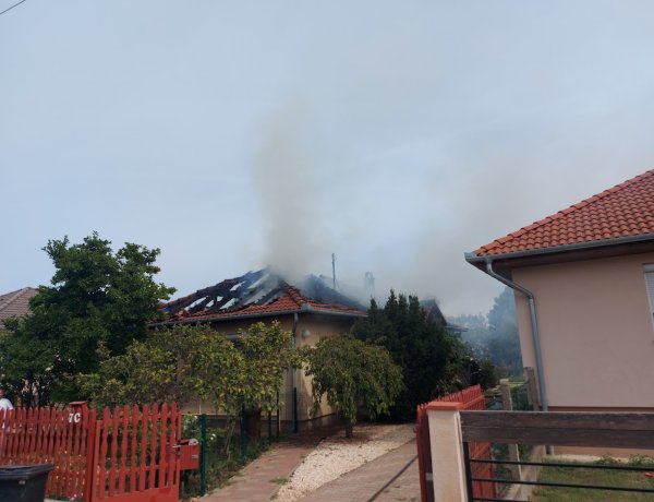 Teljes terjedelmében ég egy ház Nyírszőlősön, egy macskát ki kellett menekíteni