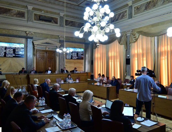 Közgyűlés – Több út is megújulhat a közeljövőben a város különböző pontjain