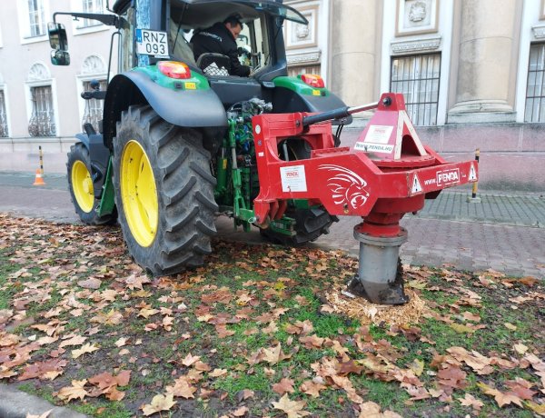 Miért állt egy nagy traktor a Széchenyi utcán a járdán?