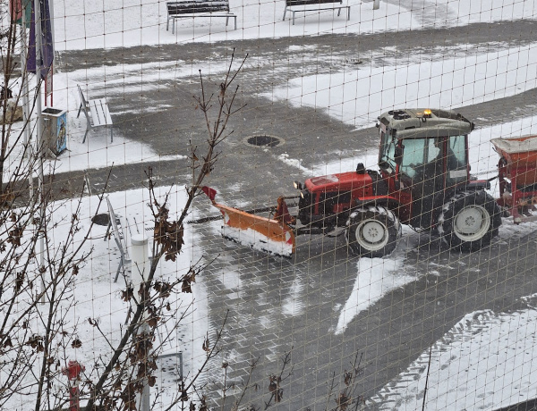 A hóesés kezdete óta sózza az utakat, a járdákat és bicikliutakat a NYÍRVV